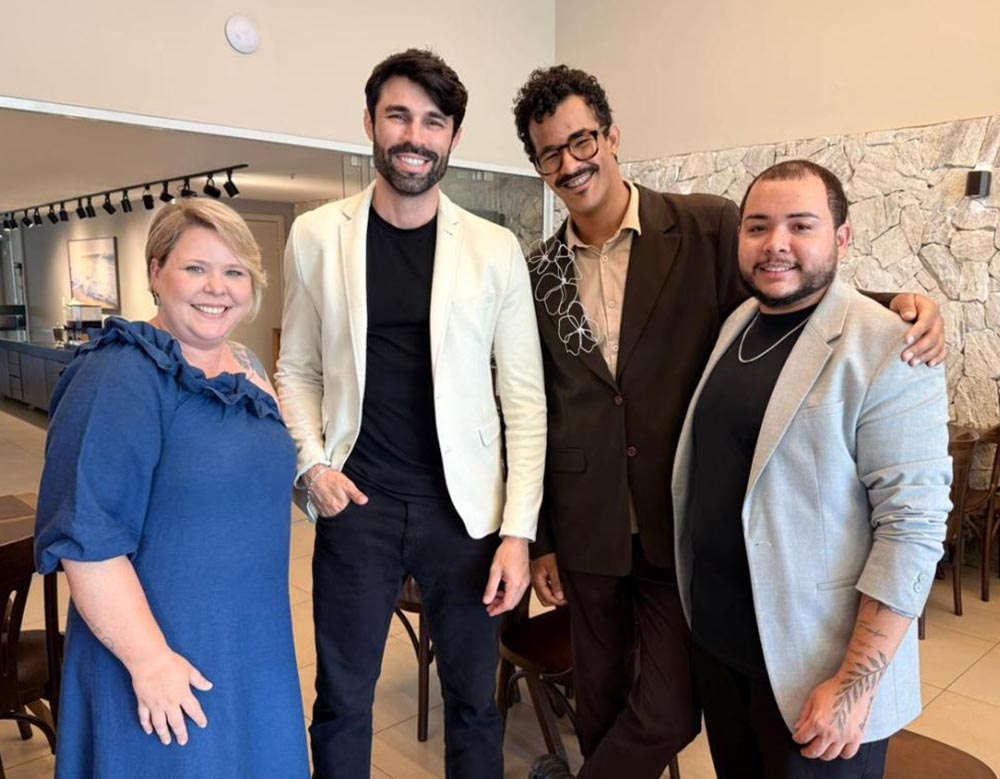 Charles Souza e Claude Coimbra, entre Karla Rogge e Lucas Sousa