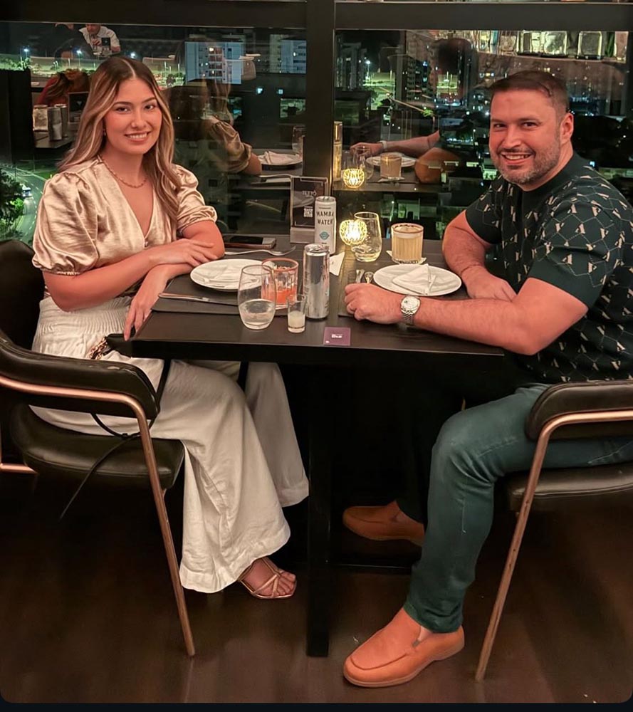 O casal Paula e Lucas Giuberti comemorando 3 anos de casados quarta-feira, no Tetto Rooftop