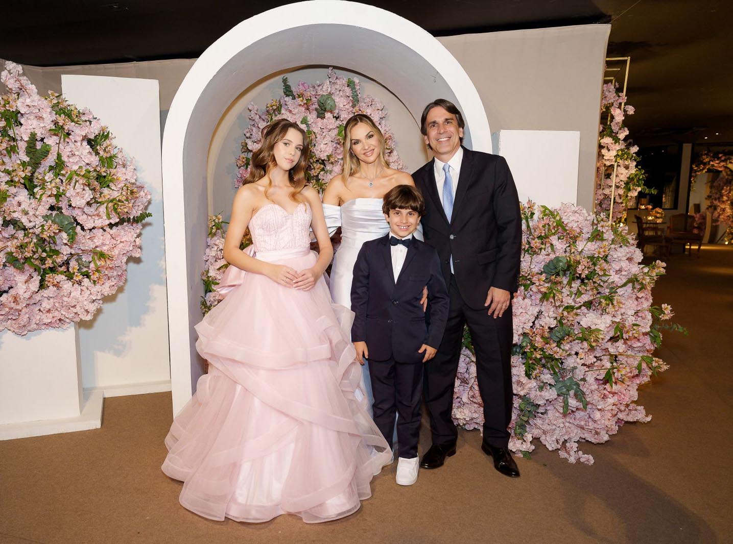 Liz com a mãe, Flavia Daroz, o padrasto André Barbosa Barros e o irmão Davi
