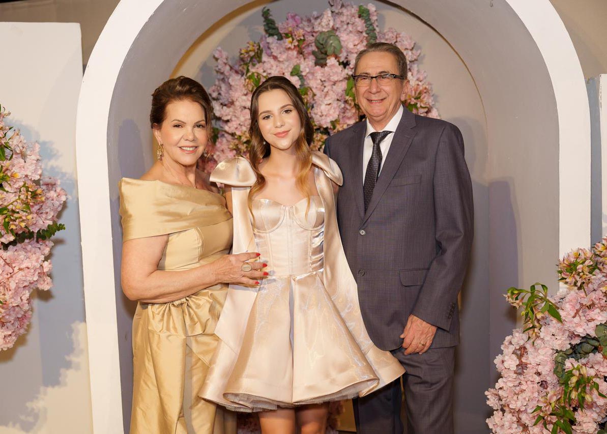 Liz com os avós maternos, Marialva e Miguel Daroz