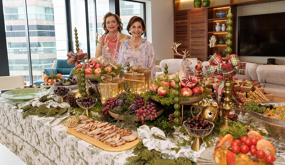 A anfitriã Helvia com a amiga Soeli Gama que assinou a decoração natalina